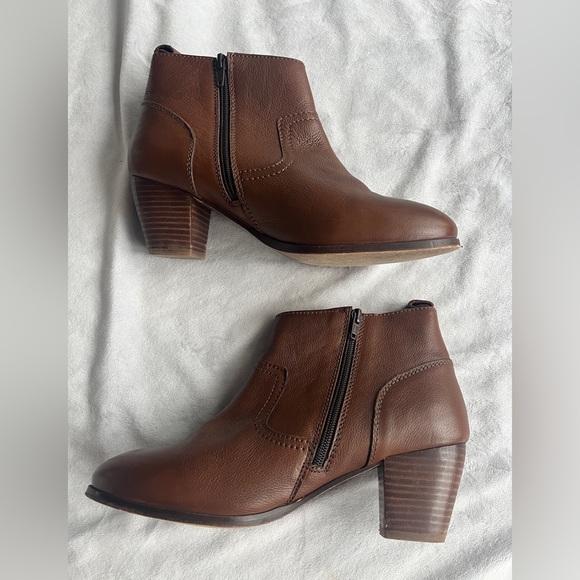 Women’s short leather booties. Size 10 - Picture 5 of 5